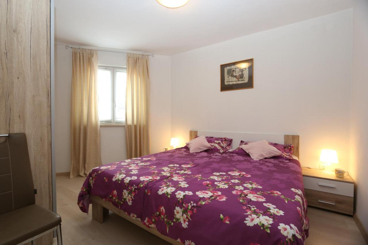 Apartments Mirjana Шіло Екстер'єр фото