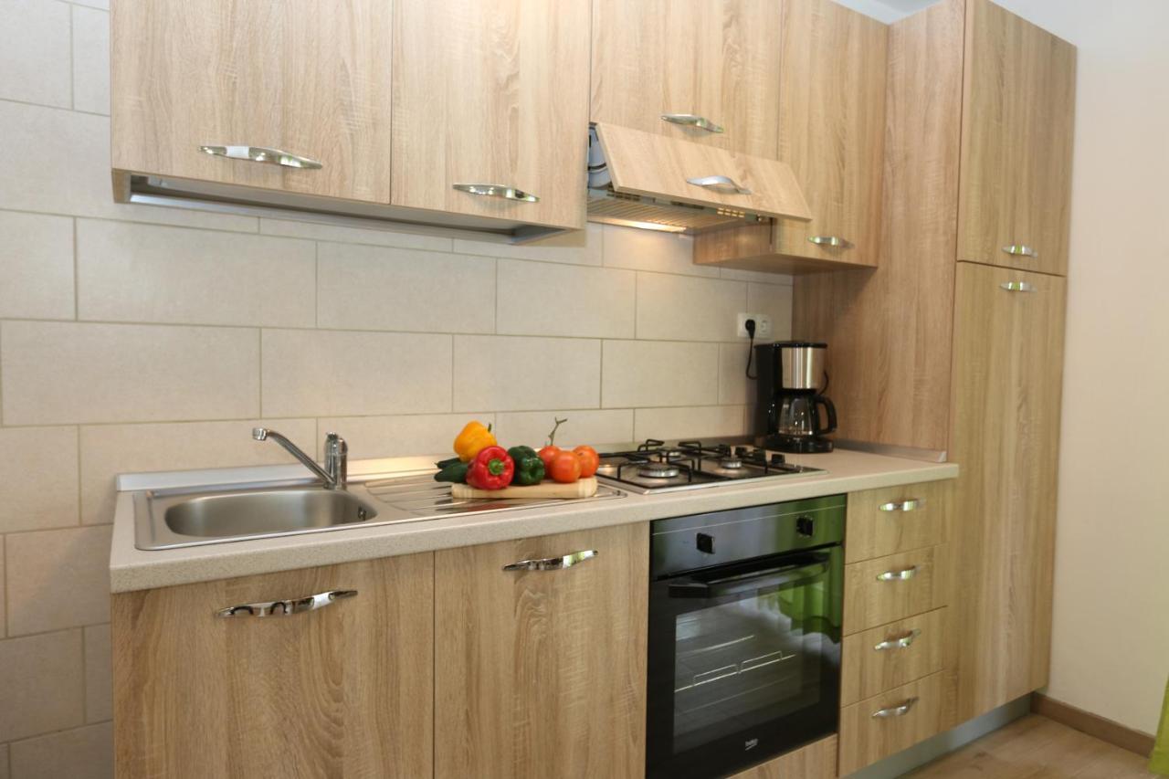Apartments Mirjana Шіло Екстер'єр фото