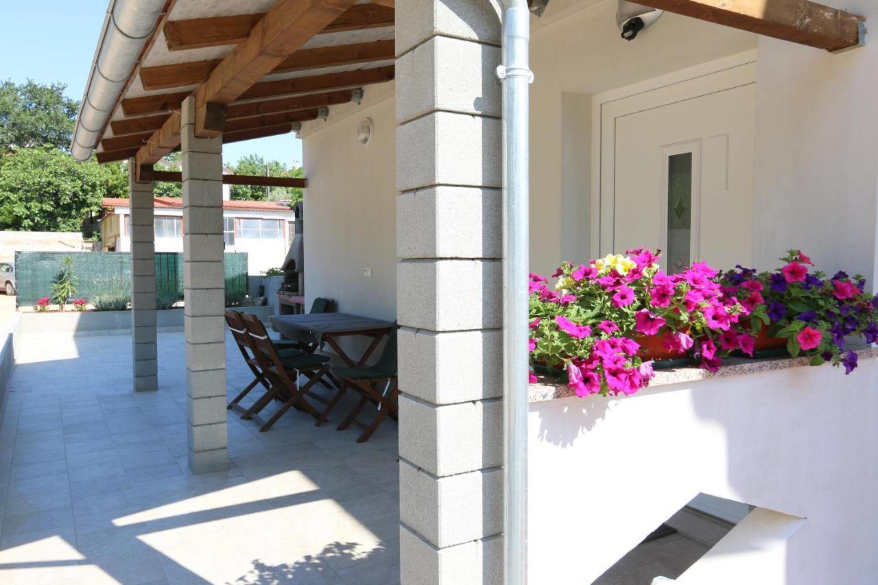 Apartments Mirjana Шіло Екстер'єр фото