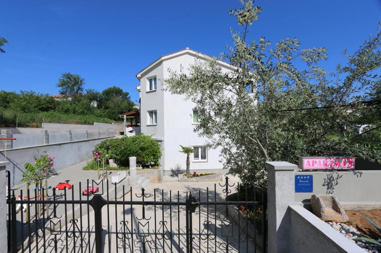 Apartments Mirjana Шіло Екстер'єр фото