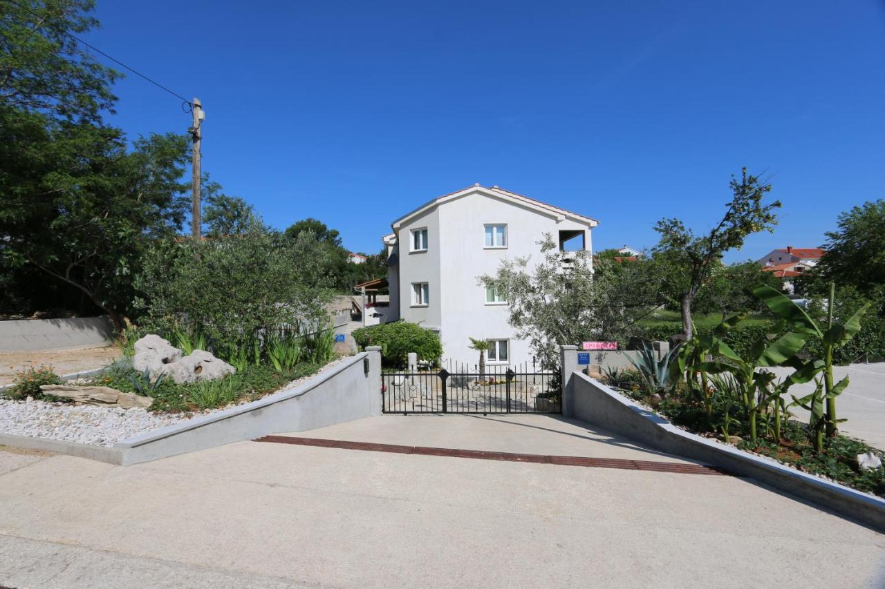 Apartments Mirjana Шіло Екстер'єр фото