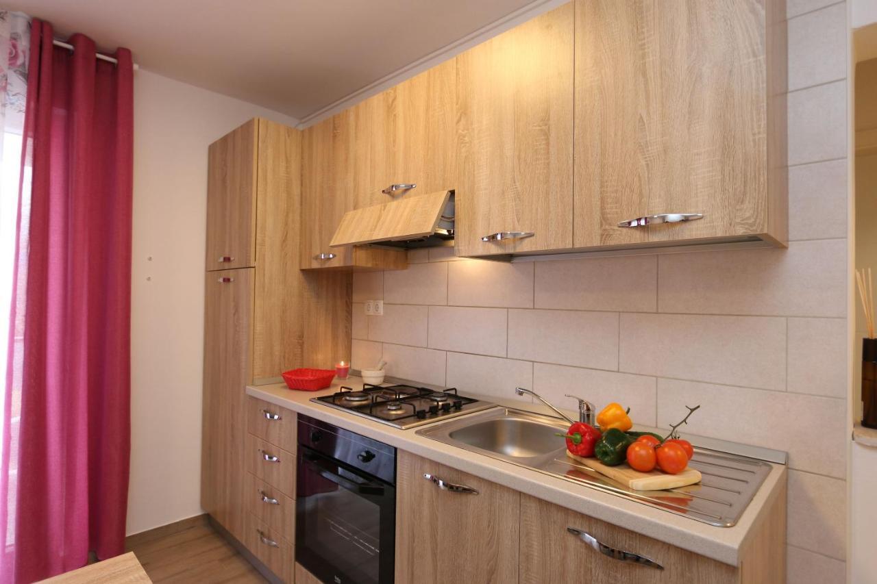 Apartments Mirjana Шіло Екстер'єр фото