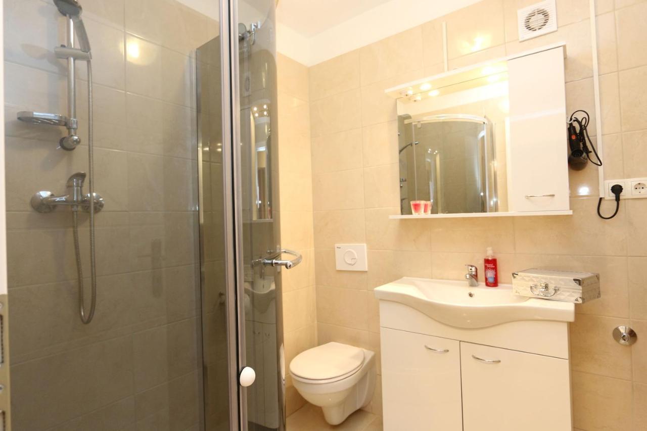 Apartments Mirjana Шіло Екстер'єр фото